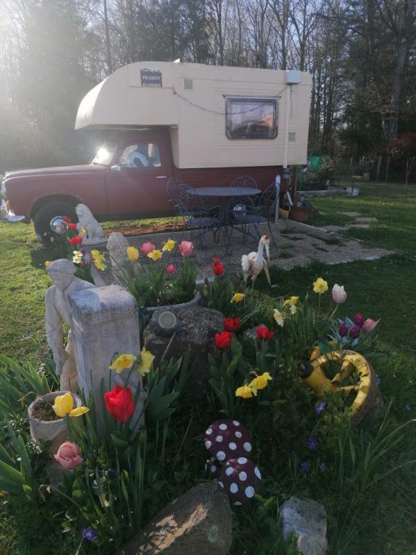Le Pick Up 403 Vintage Hotel Oradour-sur-Glane Exterior photo